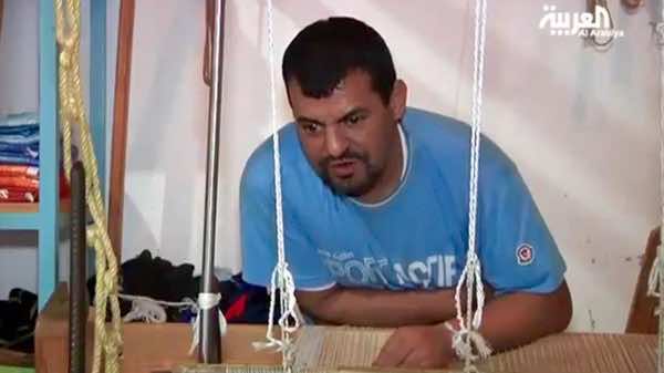 ضرير من شفشاون يتحدى فقدانه البصر ويبهر في النسج على آلة خشبية
