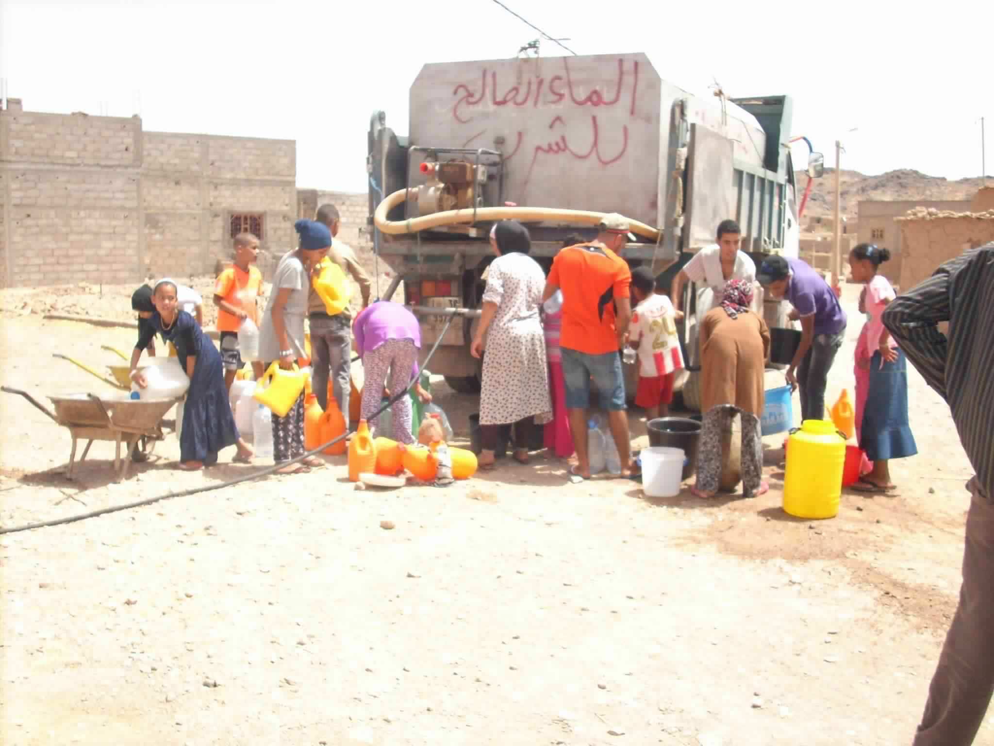 مواطنون مغاربة يشترون متر مكعب من الماء بـ150 درهما!