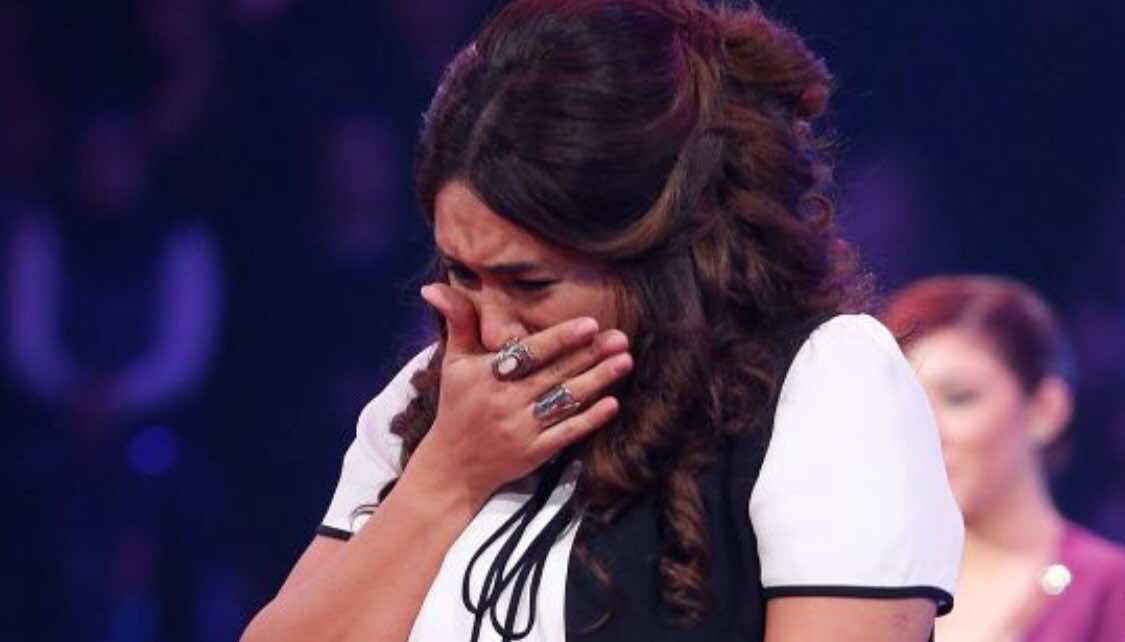المغربية نجاة رجوي "تنهار" على مسرح the voice بعد اختيار "القيصر" لها