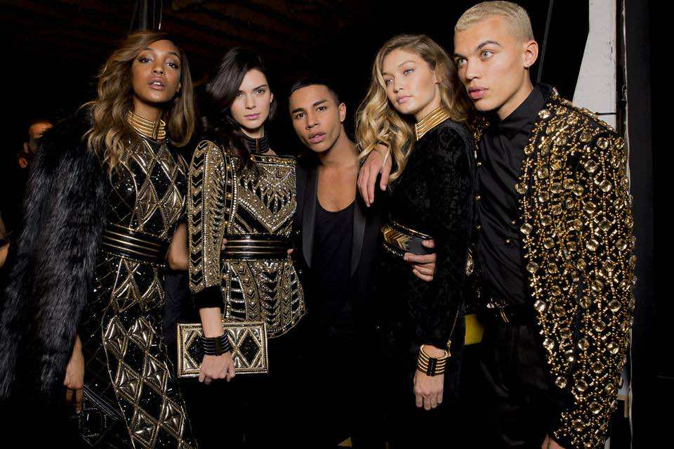 تدافع جنوني لنساء حول العالم لاقتناء أزياء "BALMAIN" -فيديوهات