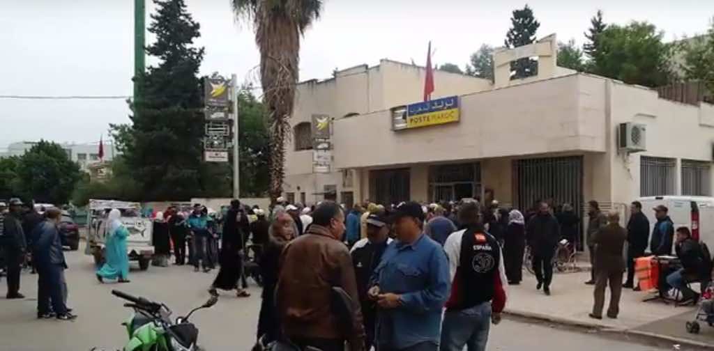 احتجاجات عارمة بفاس لمتضررين اختفت أموالهم من حساب التوفير لبريد المغرب