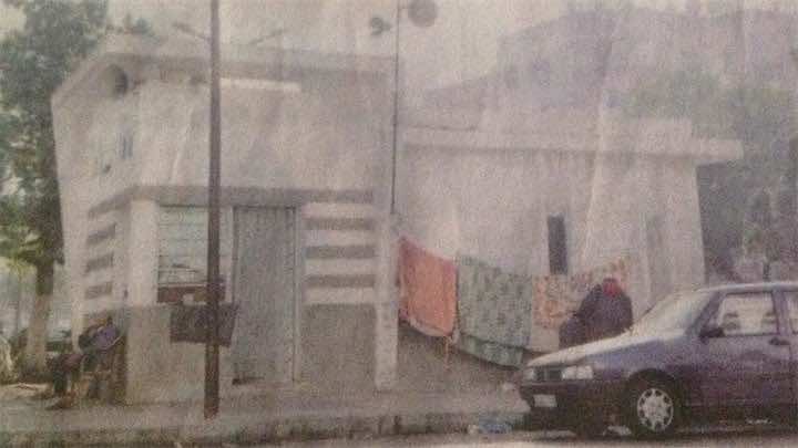 طريف.. عائلة تسكن بمخفر شرطة وتبيع به السجائر بموافقة العمالة في البيضاء!
