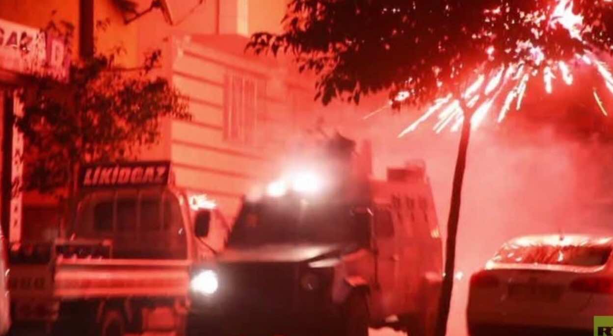 اسطنبول..مواجهات بين الشرطة ومتظاهرين محتجين على مقتل محام كردي بارز