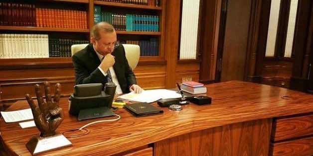 اردوغان يرد بمجسم رابعة على عصا بيسبول اوباما