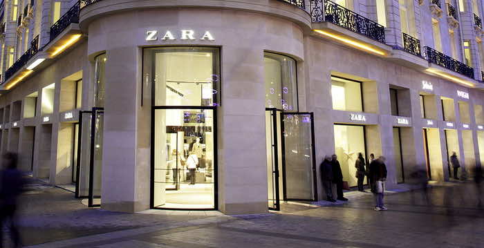 زبناء "ZARA" يجدون رسائل "غريبة" في جيوب ملابسهم