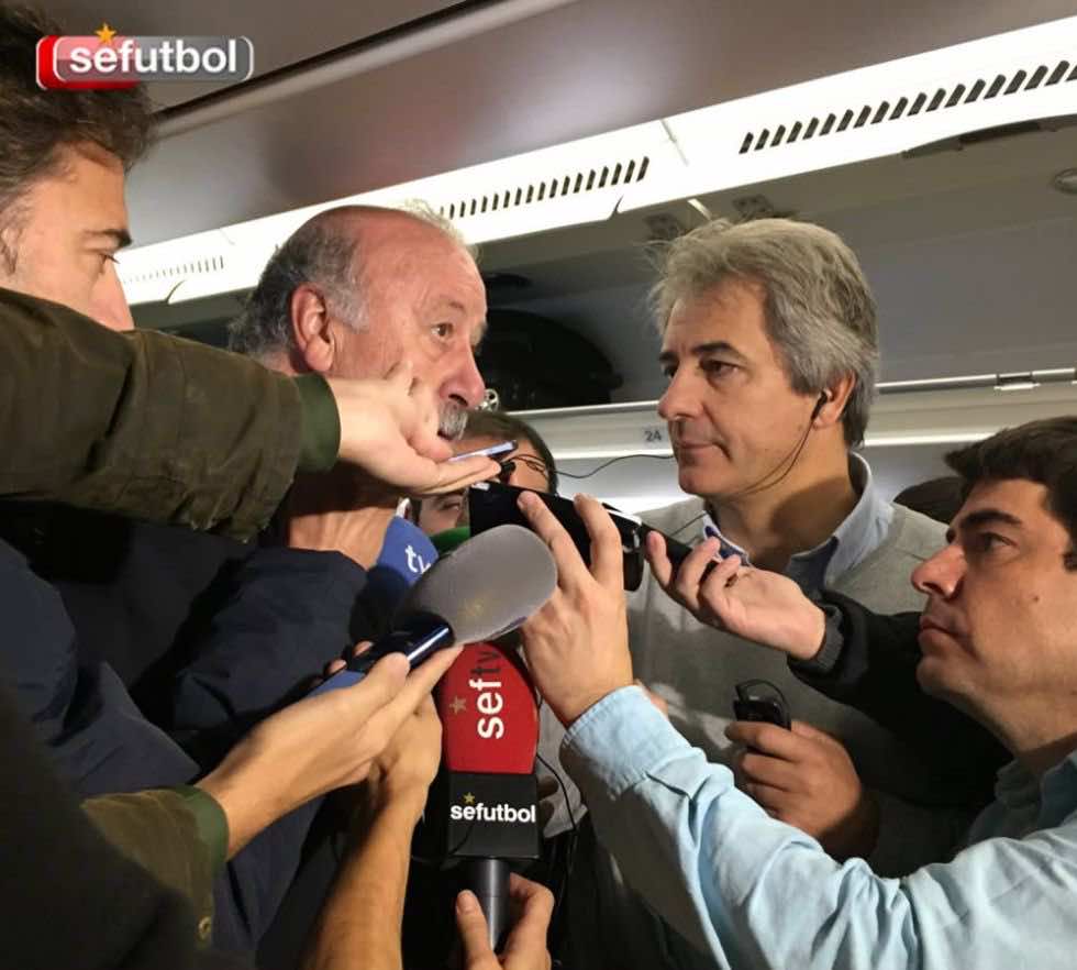مدرب منتخب إسبانيا يعقد ندوة صحافية بالطائرة