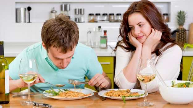 دراسة.. الرجل يأكل كالحصان في حضور المرأة وهي تأكل كالعصفورة