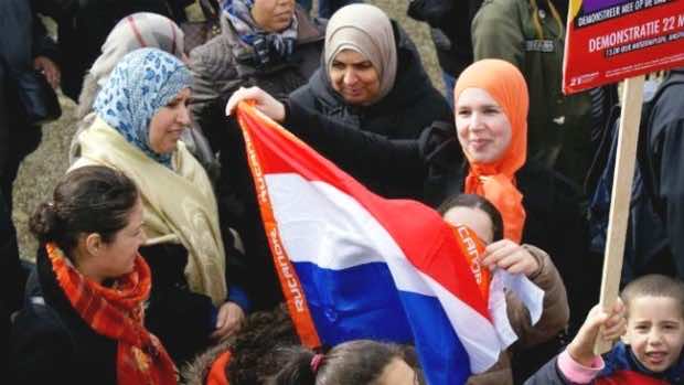 تقرير:مغاربة هولندا يعانون الإقصاء ولا ثقة لهم في إعلام وسياسيي البلد