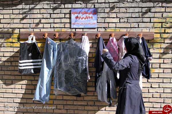 إيرانيون يثبتون شماعات في الشوارع للتبرع بملابسهم للمحتاجين -صور