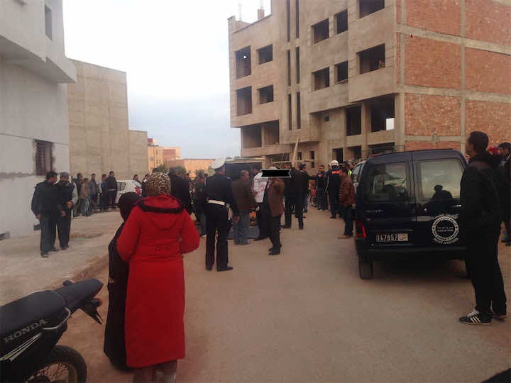 شخص يلقي بنفسه من الطابق الثاني لعمارة في طور البناء