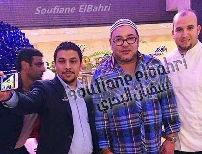 الملك يظهر أمام أحد أشهر مطاعم أبوظبي ويلتقط الصور مع مغاربة- صورة