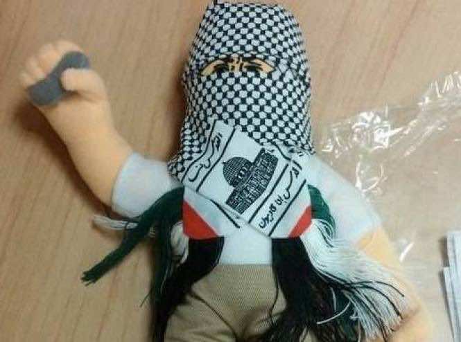 إسرائيل تصادر دمى ترتدي الكوفية وتحمل حجرا بمبرر أنها "تحريضية"- صور