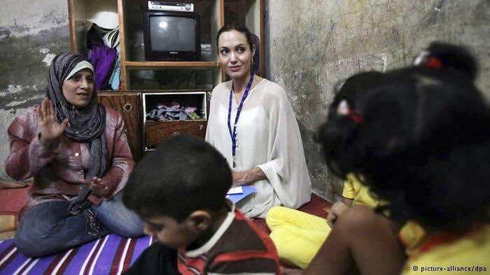 أنجلينا جولي.. نجمة مسكونة بهموم "المعذبين" في أقاصي الأرض