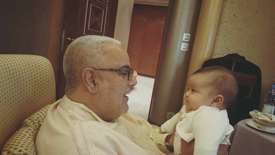 بنكيران "الجد".. صورة مع "شامة" تظهر الوجه الآخر لحياة رئيس الحكومة