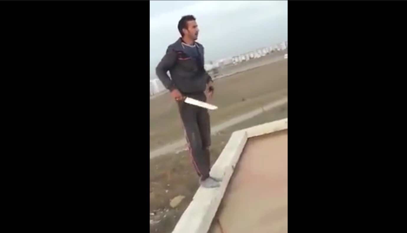 رجل يحاول رمي نفسه من فوق عمارة والدرك "يفاوضه"- فيديو