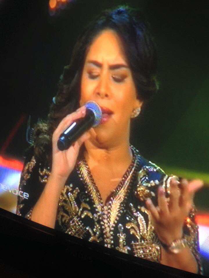 رجوي تغادر the voice في مراحله الأخيرة وتبهر الجمهور بلباسها المغربي