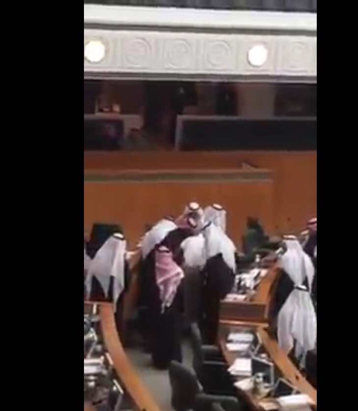 نائب كويتي يلفظ أنفاسه داخل مجلس الأمة في جلسة مباشرة!- فيديو