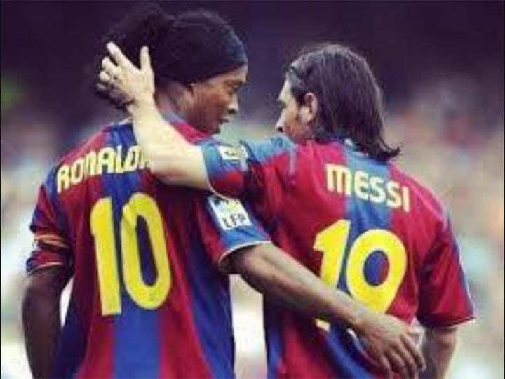 ميسي: رونالدينهو هو من منحني القميص رقم 10 لبرشلونة