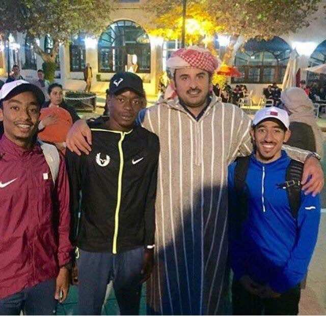 أمير قطر يتبع موضة محمد السادس ويلتقط الصور بالجلباب المغربي-صورة