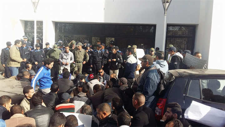 المكفوفون المعطلون يمرون للسرعة القصوى في الاحتجاج ويلجؤون ل"الاقتحام"!
