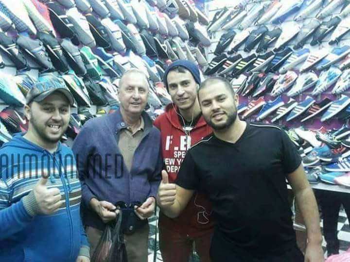 الأسطورة كرويف يتبضع من الأسواق الشعبية بمدينة طنجة