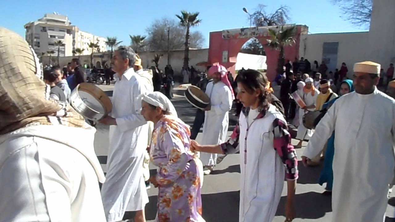 تفاصيل رحلة سنوية لمريدين "حفاة" نحو ضريح الشيخ الكامل بحثا عن "الدم"!