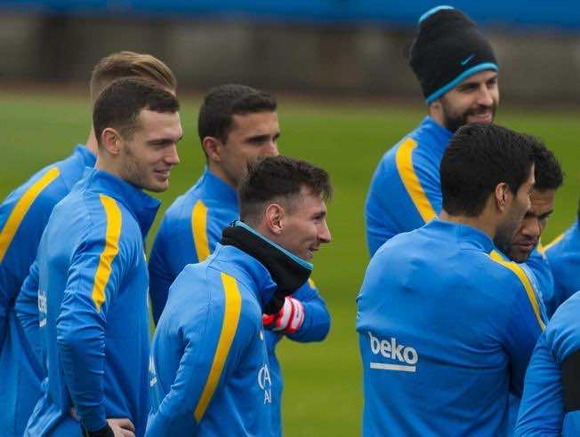 طفل ياباني "يوقف" تدريبات برشلونة في اليابان -فيديو