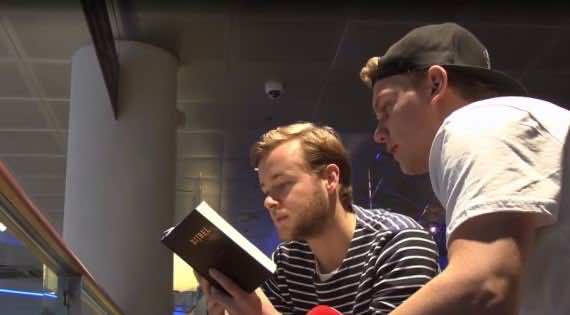 قرأوا لهم آيات من الكتاب المقدس على أنها من القرآن.. شاهد ما حدث+فيديو