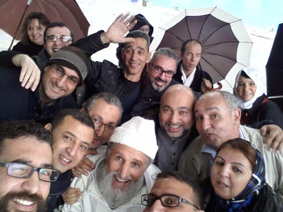 أطر يكرمون أستاذا درسهم قبل 30 سنة ويهدونه "عمرة"! - صور