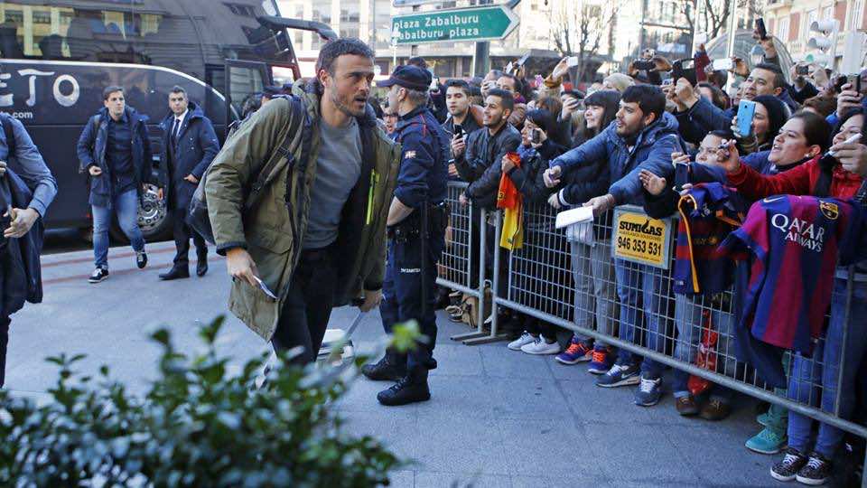 وصول لاعبي برشلونة إلى بلباو وحضور جماهيري مهم -صور