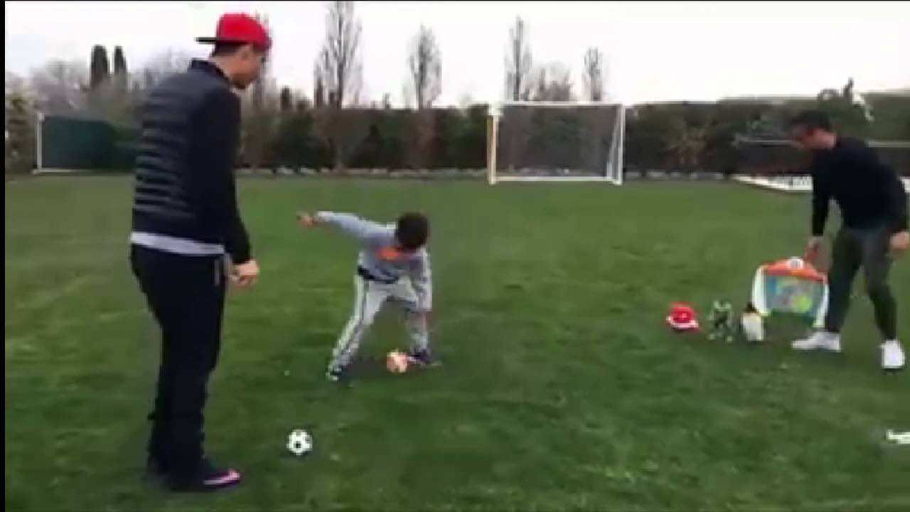 نجل النجم البرتغالي رونالدو ينشر صورة مع غريم والده التقليدي