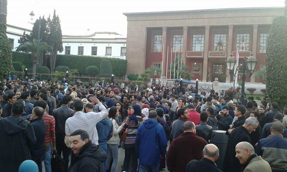 نشطاء يتظاهرون أمام البرلمان ضد قمع الأساتذة المتدربين