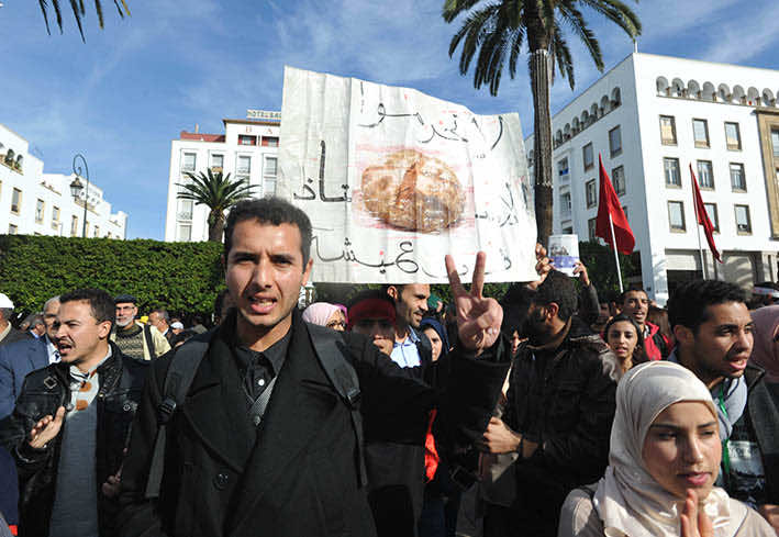 النقابات تعتصم أمام البرلمان وترفع شعار"ارحل" في وجه بنكيران- فيديو