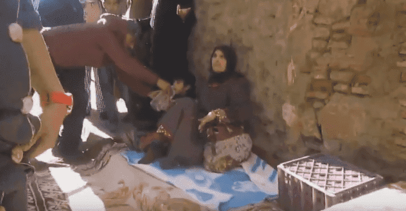 مأساة..عجوز وزوجته الضريرة لحظة مغادرتهما بيتهما بعد الإفراغ!- فيديو