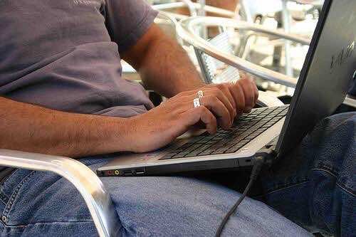 تقرير: استخدام الكمبيوتر لأكثر من ساعتين يسبب الصداع وآلام الظهر