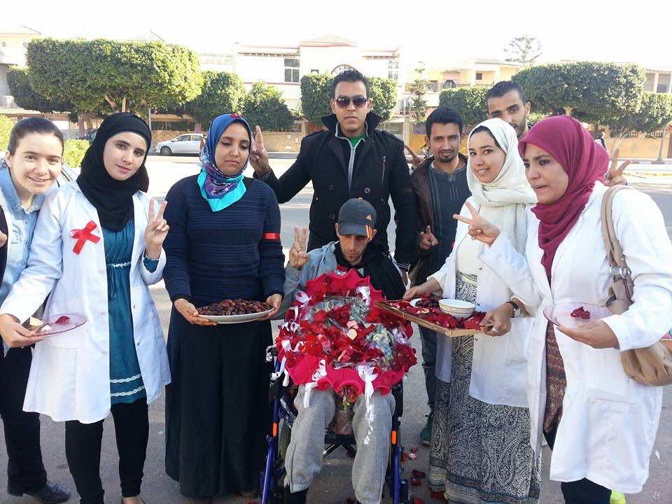 الأساتذة المتدربون يستقبلون زميلا لهم على كرسي متحرك بالحليب والتمر- صور