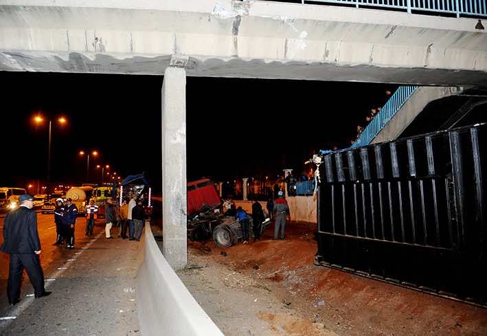 حادثة سير تتسبب في زعزعة عمود قنطرة في البيضاء