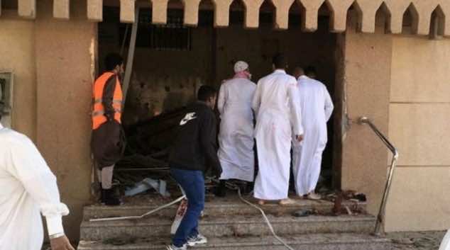 تفجير في مسجد بمنطقة الإحساء السعودية يسقط 3 قتلى!-فيديو