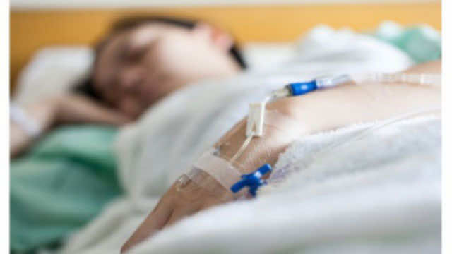 زكرياء.. تلميذ مصاب بالسرطان يجتاز امتحانا دراسيا داخل المستشفى