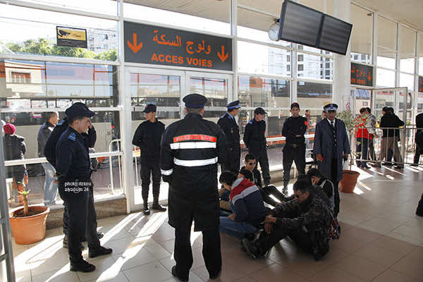 أمن البيضاء يمنع مكفوفين معطلين من ركوب القطار والتوجه إلى الرباط-صور