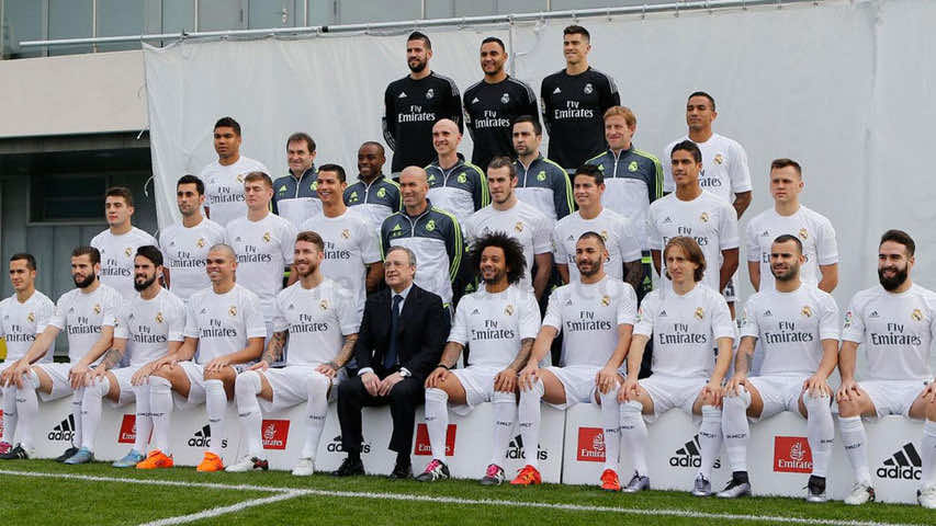 زيدان يلتقط صورة رسمية كمدرب جديد لريال مدريد