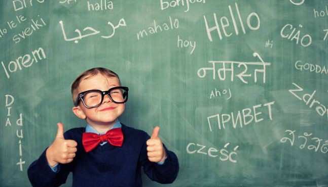 متى يبدأ طفلي تعلم لغةٍ ثانية؟ تعرفي على السن المناسبة!