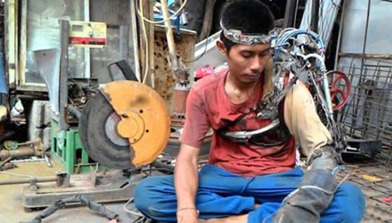 بعد إصابته بالشلل.. أندونيسي يخترع ذراعا من مخلفات ورشته- فيديو