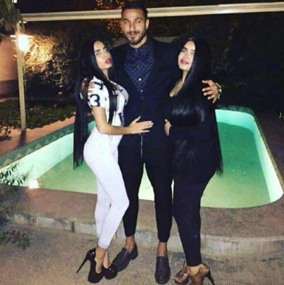 إيداع حارس مرمى منتخب إيران السجن بسبب صورة رفقة فتاتين!