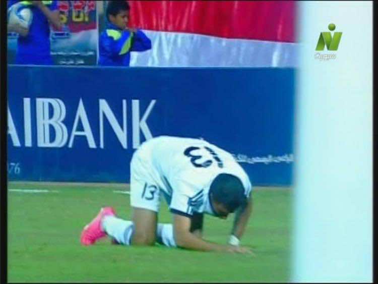 اختناق لاعبي المنتخبين المصري والليبي بعد إطلاق الشرطة الغاز عليهم  