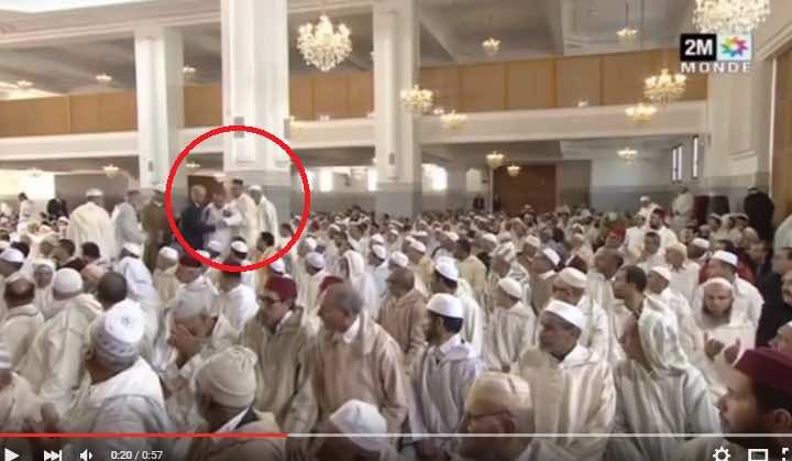 حقيقة الرجل الذي "انتشله" حرس الملك من بين المصلين -فيديو