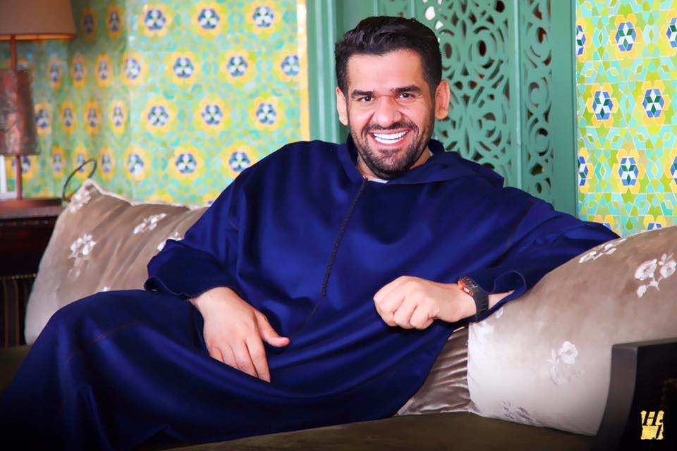 حسين الجسمي يؤدي مناسك العمرة رفقة أصدقائه – صور