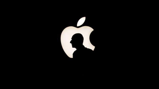 مدير "APPLE" يُدافع عن موقفه من التعاون مع "FBI" باسم الإرهاب