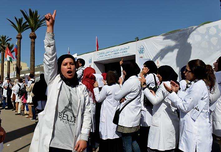 أساتذة مستقبليون يقتحمون وزارة التربية بالبنزين.. والسلطات تتدخل