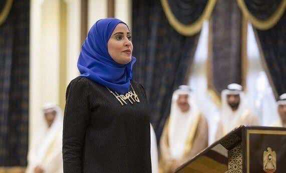 وزيرة السعادة الإماراتية ترتدي قلادة تحمل كلمة "happy" خلال أداء القسم